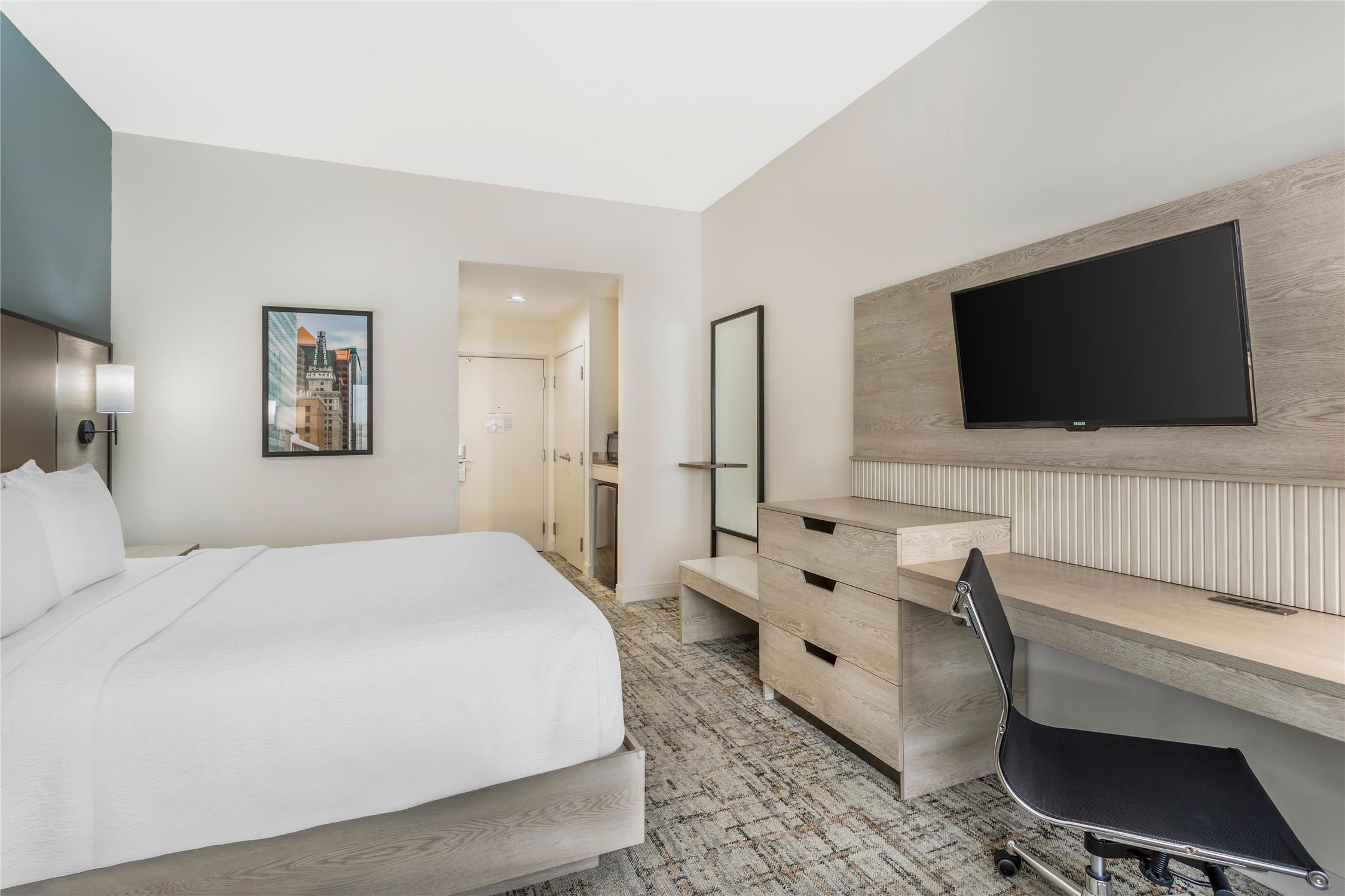 غرفة بسرير كينج يُسمح فيها بالحيوانات الأليفة، Best Western Plus Airport Inn Suites Salt Lake City 2/5