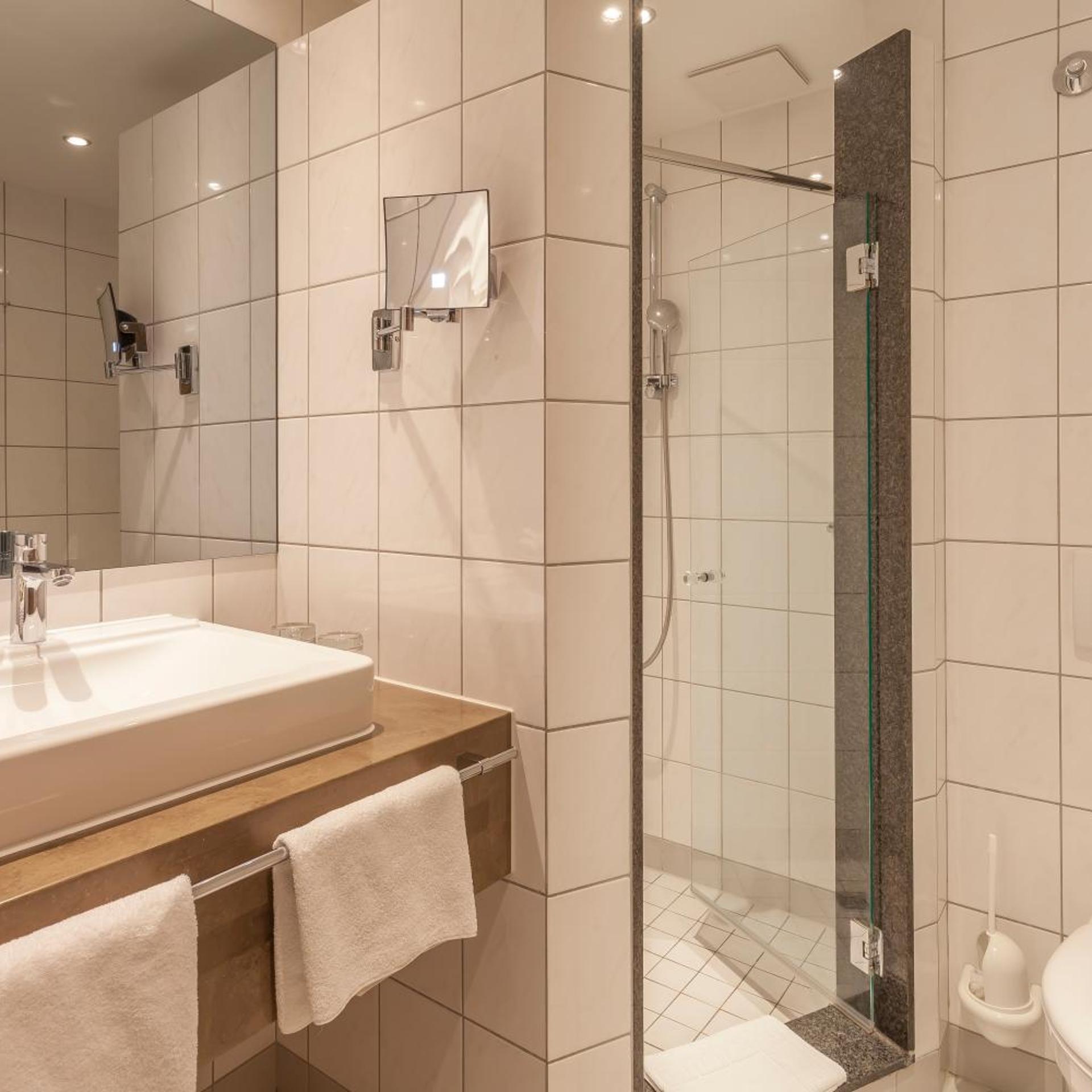 غرفة بسرير مزدوج بإطلالة على البحر بشرفة، Hotel Bernstein 9/9