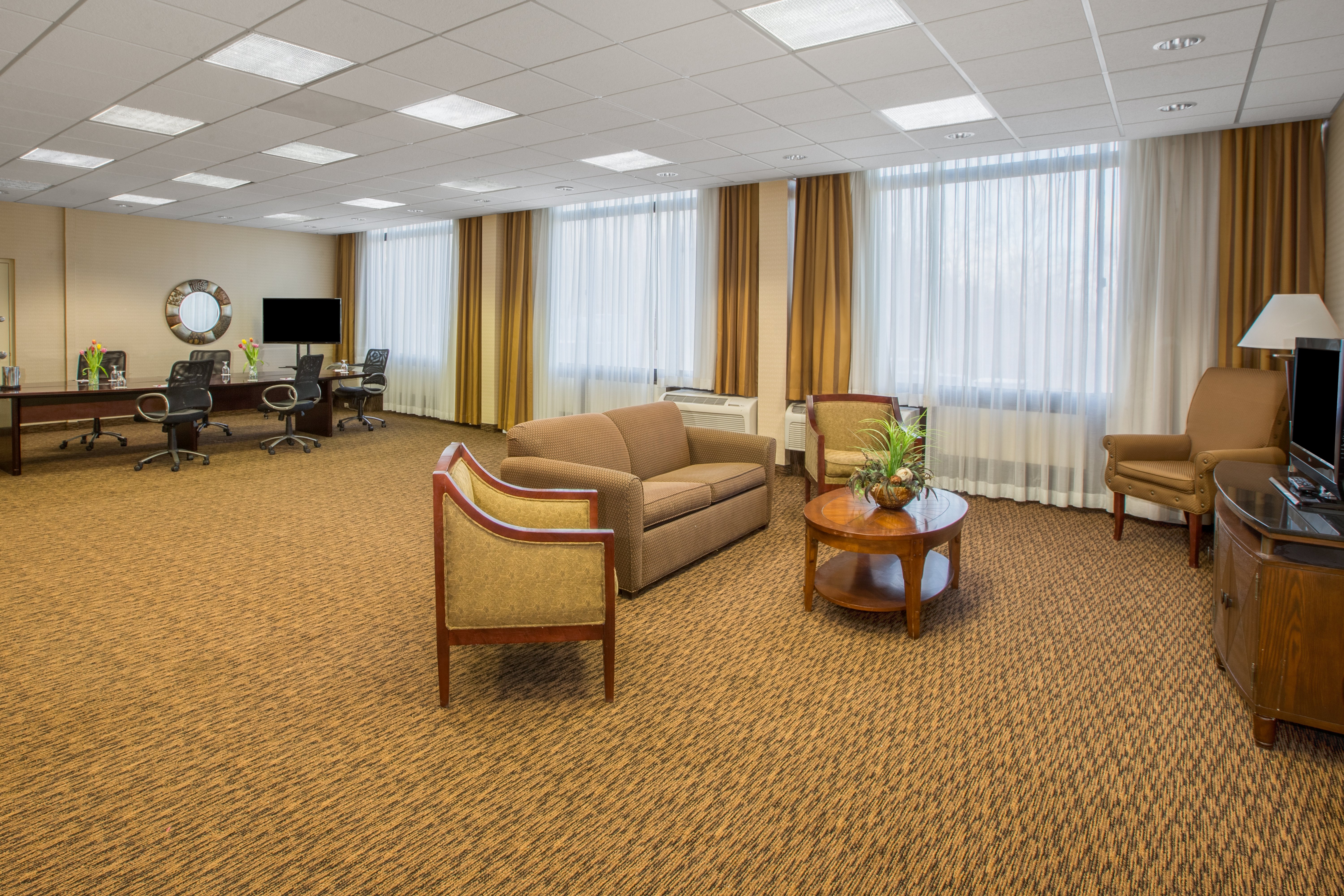 Crowne Plaza Cleveland Airport 25/60