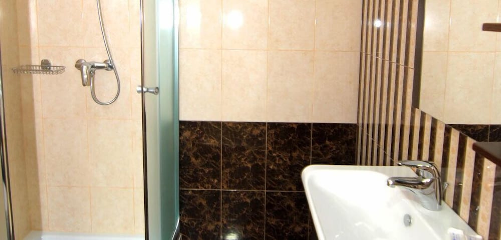 Zeus Hotel 11/28