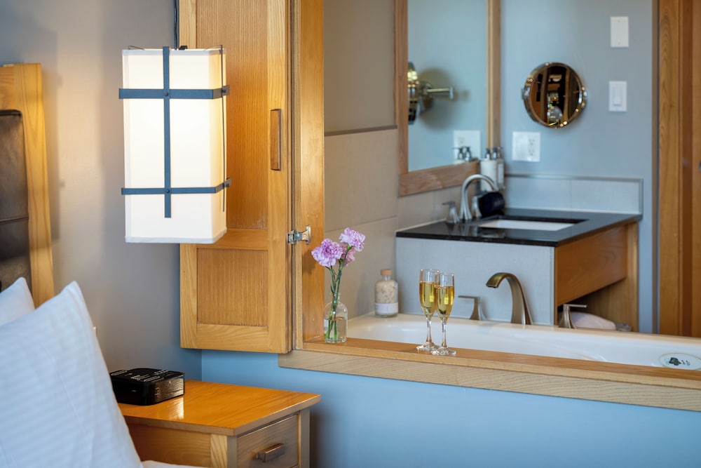 Brentwood Bay Lodge Spa 64/64