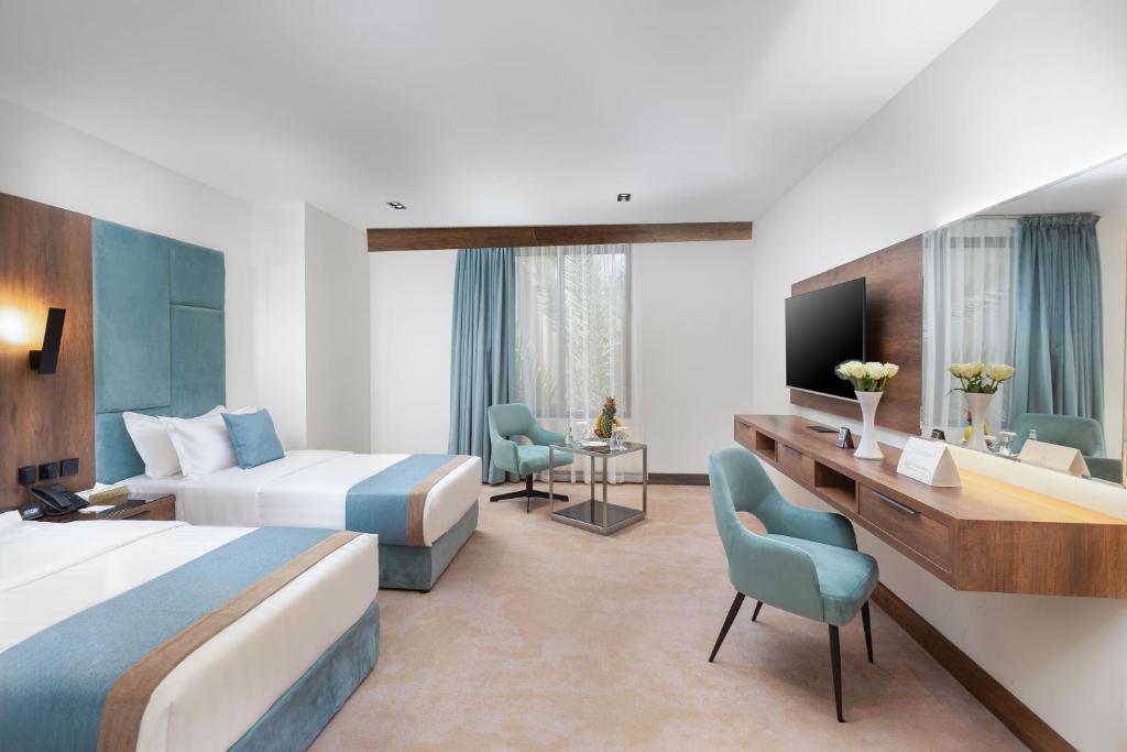 TWIN ROOM