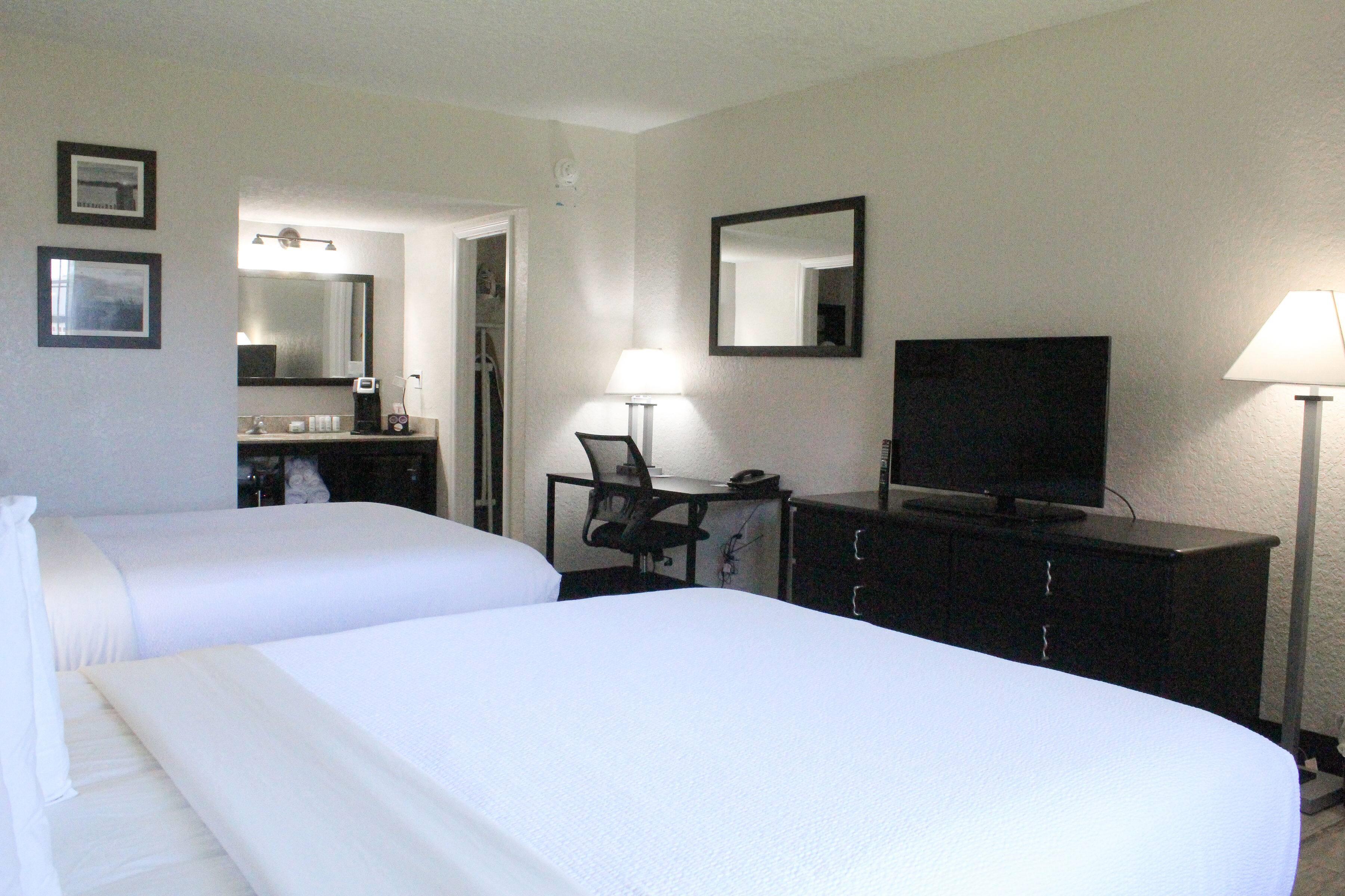 Deluxe, 2 Queen Beds, Pool or Courtyard View، La Quinta Inn By Wyndham Cocoa Beach Port Canaveral 3/3