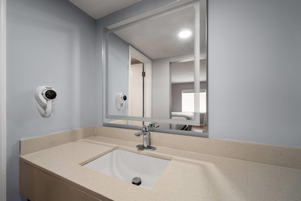 Travelodge by Wyndham Salisbury MD 44/50