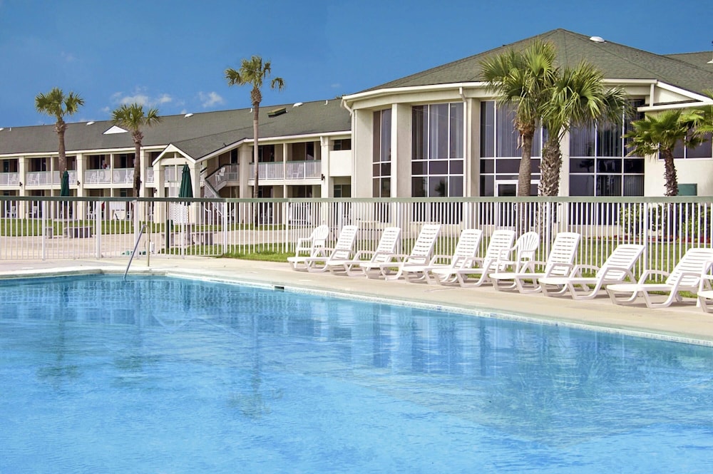 Days Inn & Suites By Wyndham Jekyll Island 6/58