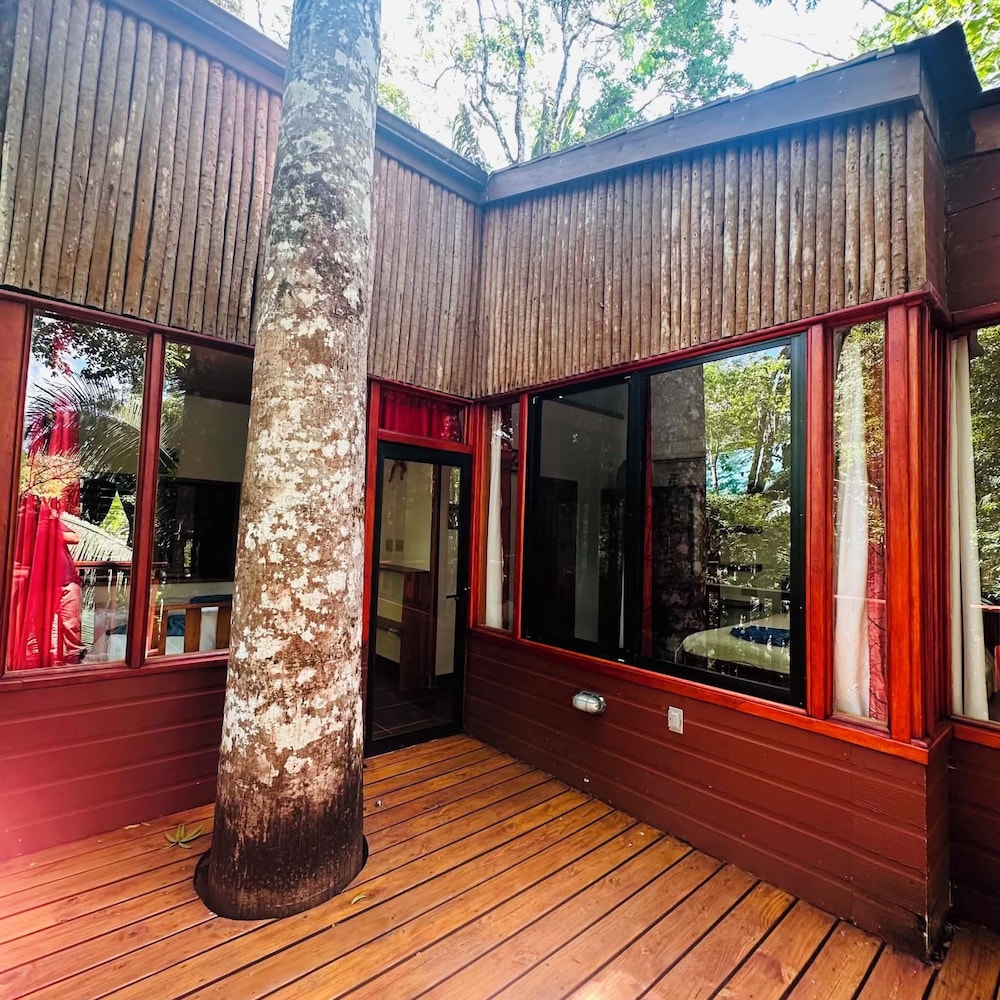 Mariposa Jungle Lodge 10/50