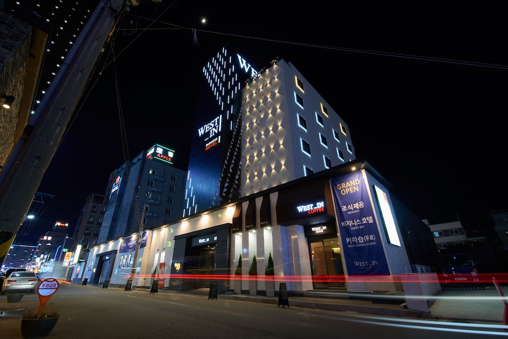 West In Hotel 2/50