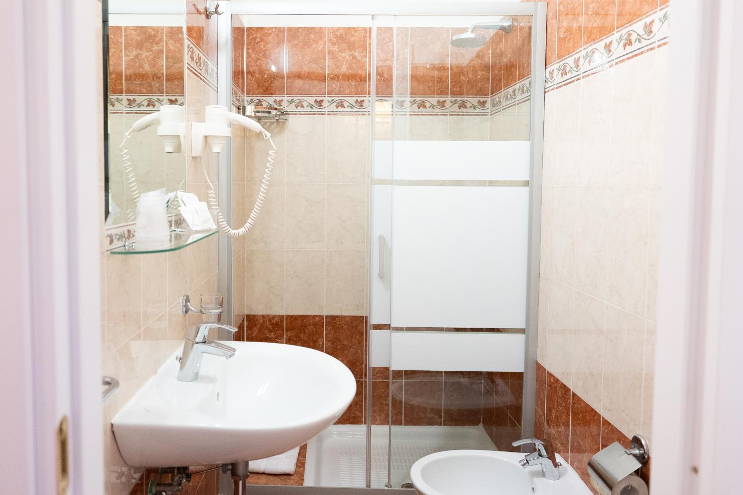 غرفة ثلاثية بسرير كوين وسرير فردي، Hotel Romantica 3/7
