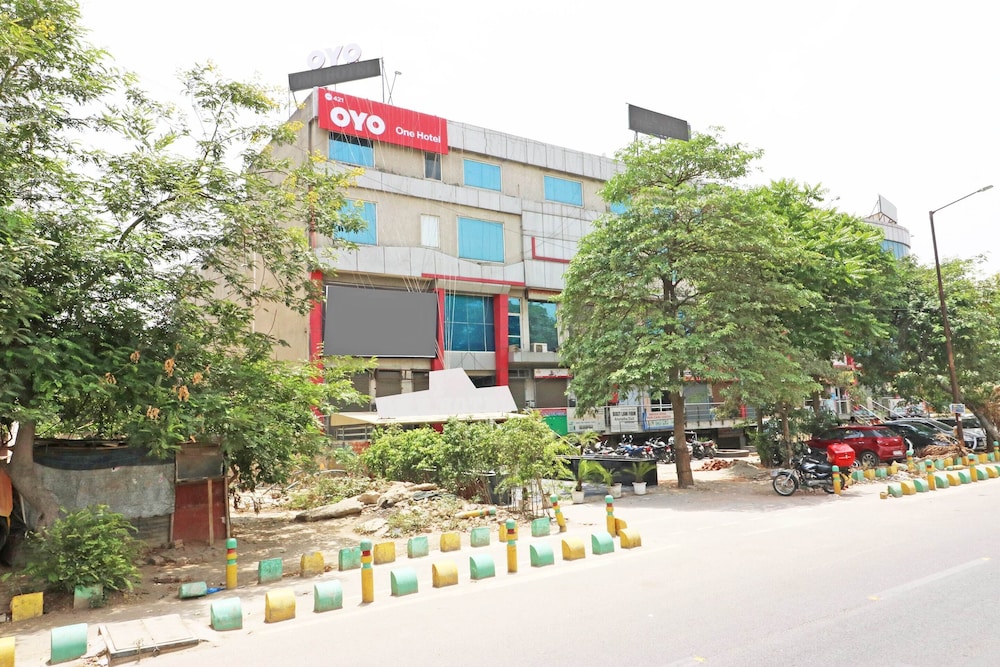 Oyo 421 One Hotel 1/44