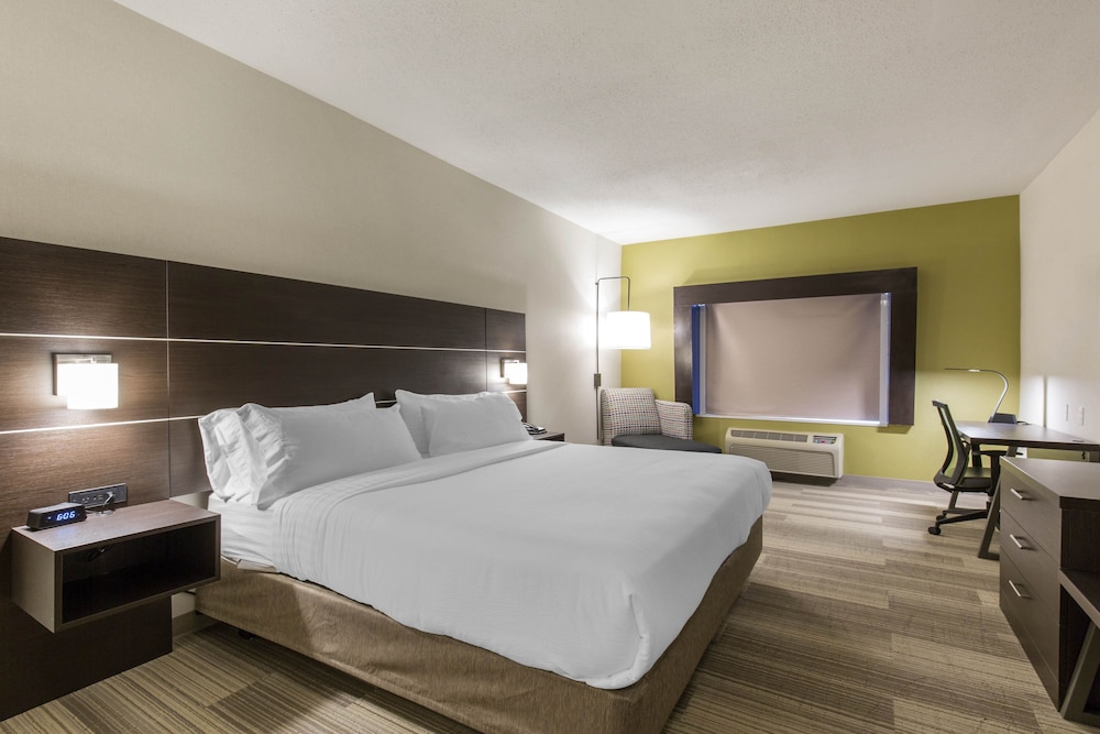 Holiday Inn Express and Suites Chicago West St Charles an IHG Hotel 16/72