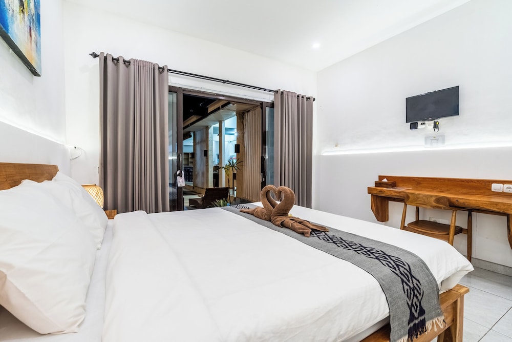 DELUXE, DOUBLE BED, POOL VIEW