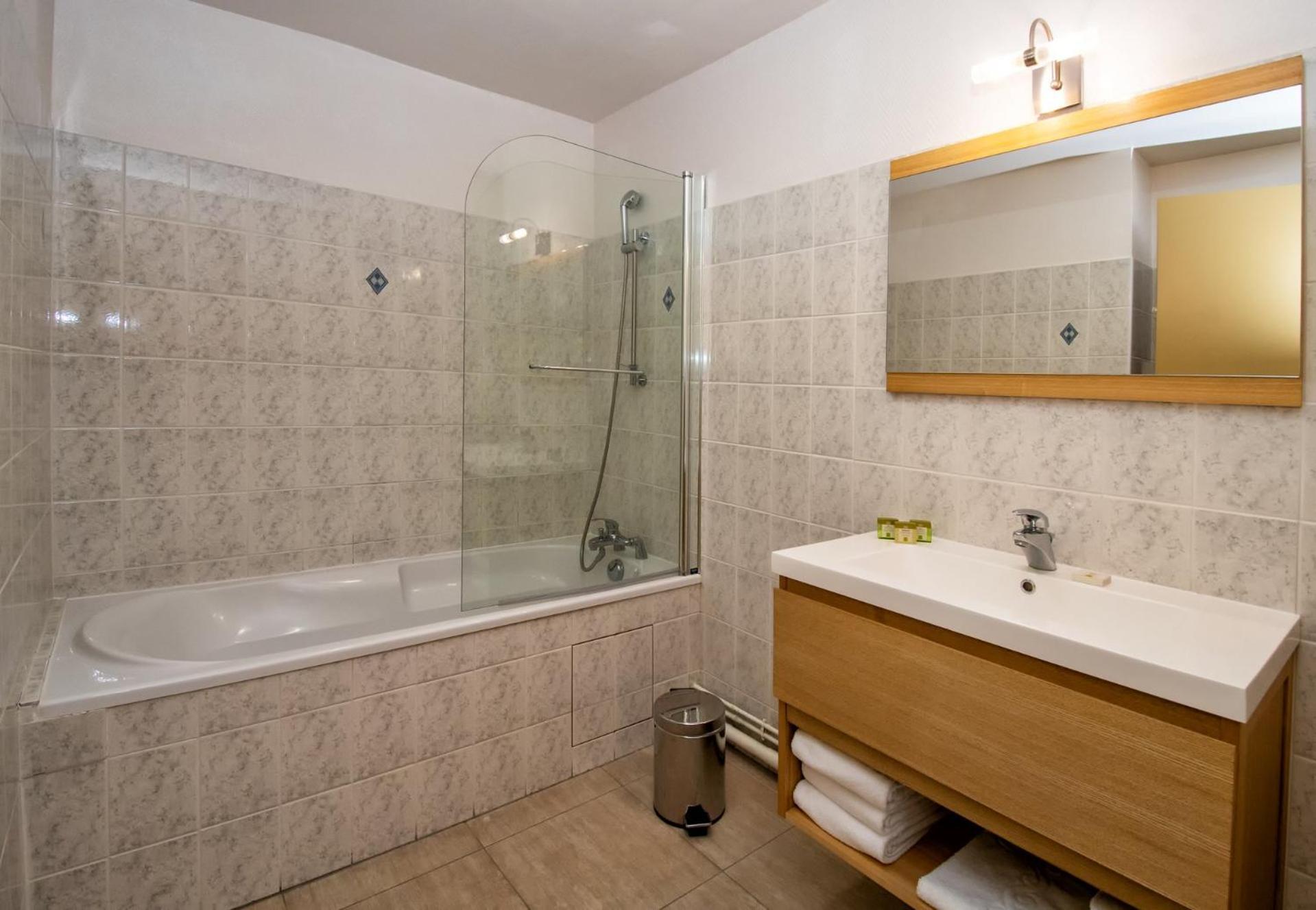 HOTEL LE COQ HARDI 48/51
