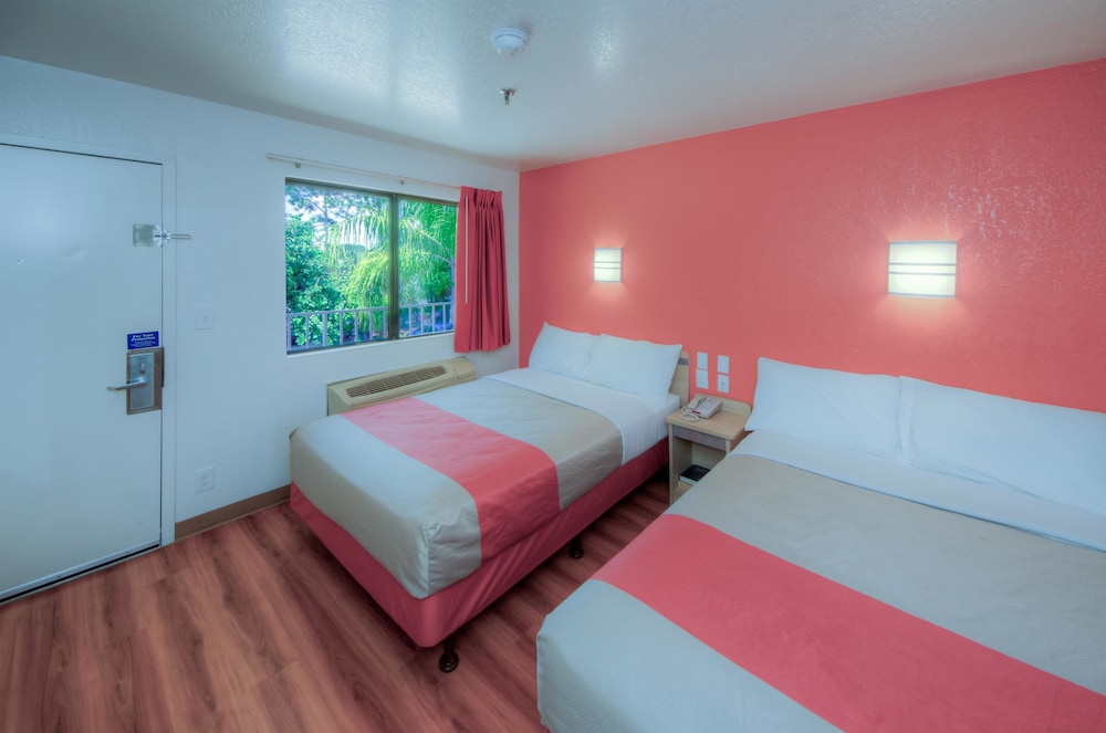 Motel6 Bradenton, FL 25/63