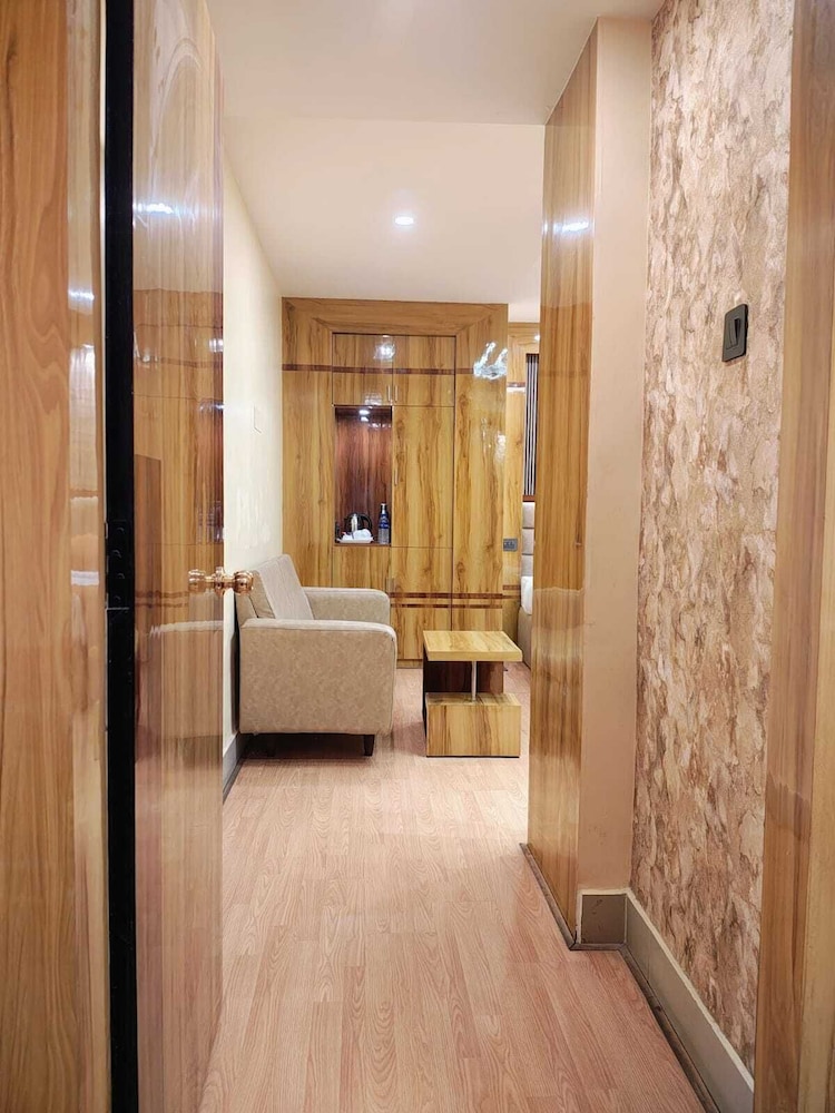 HOTEL EXECUTIVE TOWER 24/50