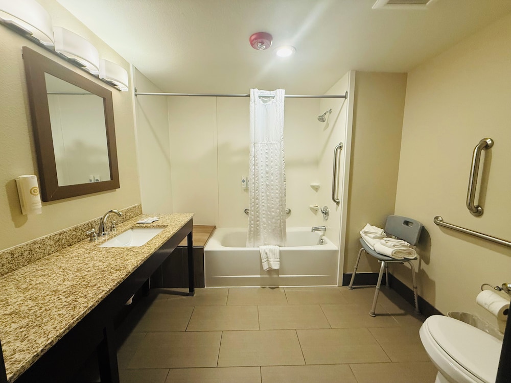 Comfort Suites Near Denver Downtown 26/28