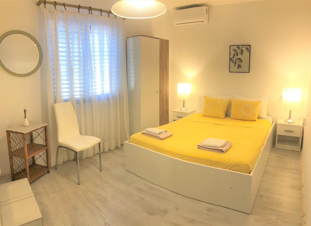 DRAGAN'S DEN HOSTEL 7/49