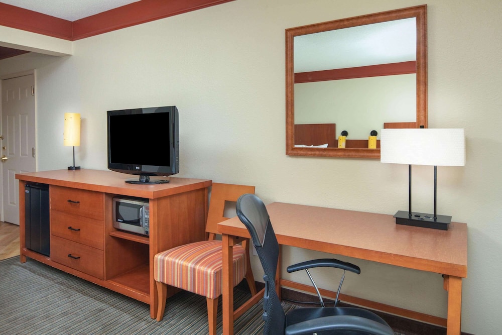 La Quinta Inn & Suites by Wyndham Atlanta Ballpark/Galleria 59/64