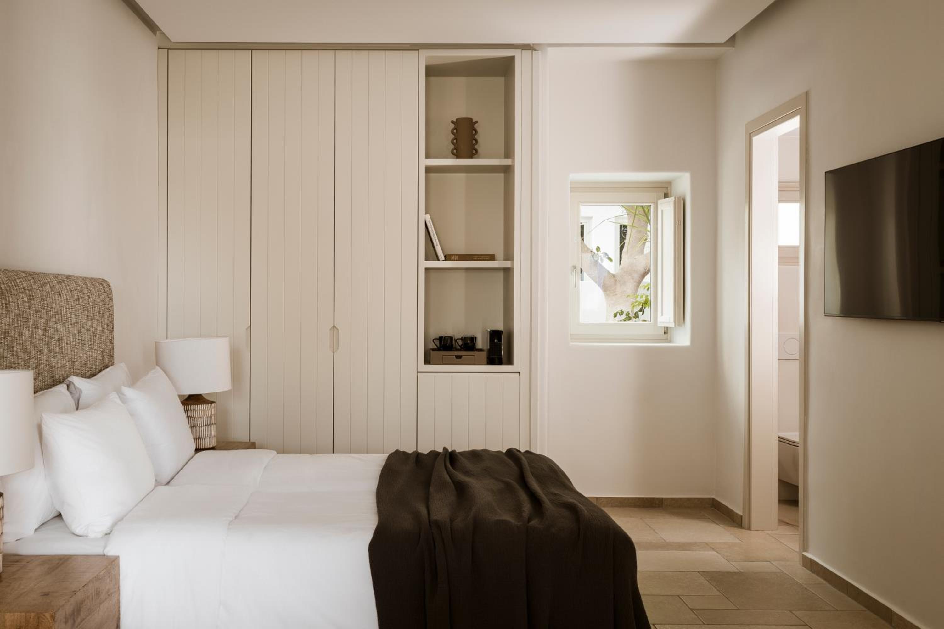 2 BEDROOMS, SUITE, PRIVATE POOL