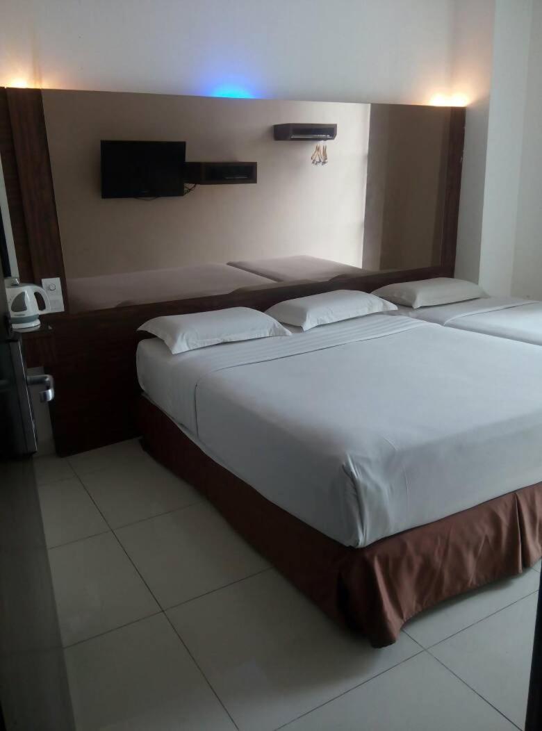 Dream Hotel 12/36