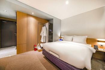 Standard, Double Bed, Light View, Bathtub