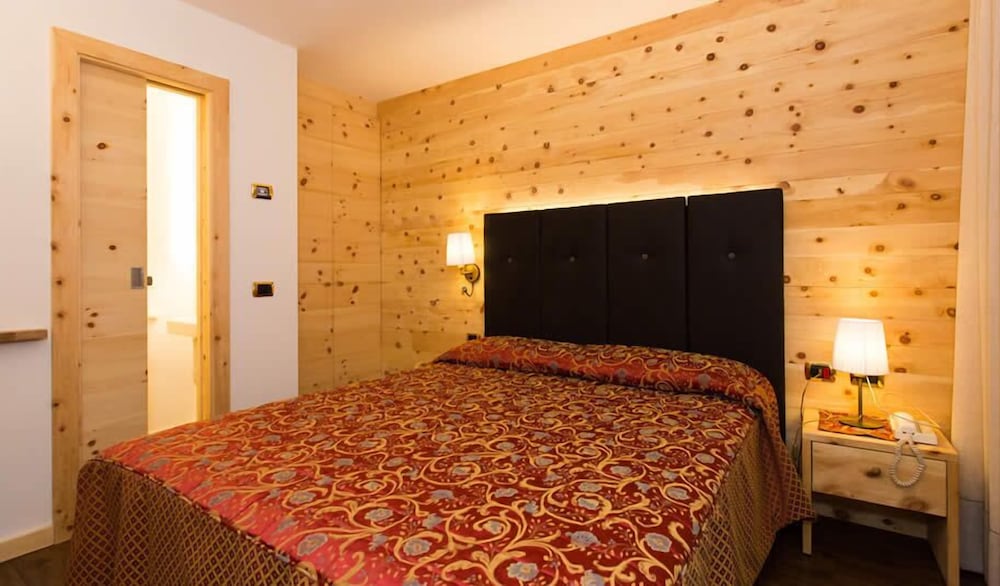 HOTEL CRISTINA 12/45