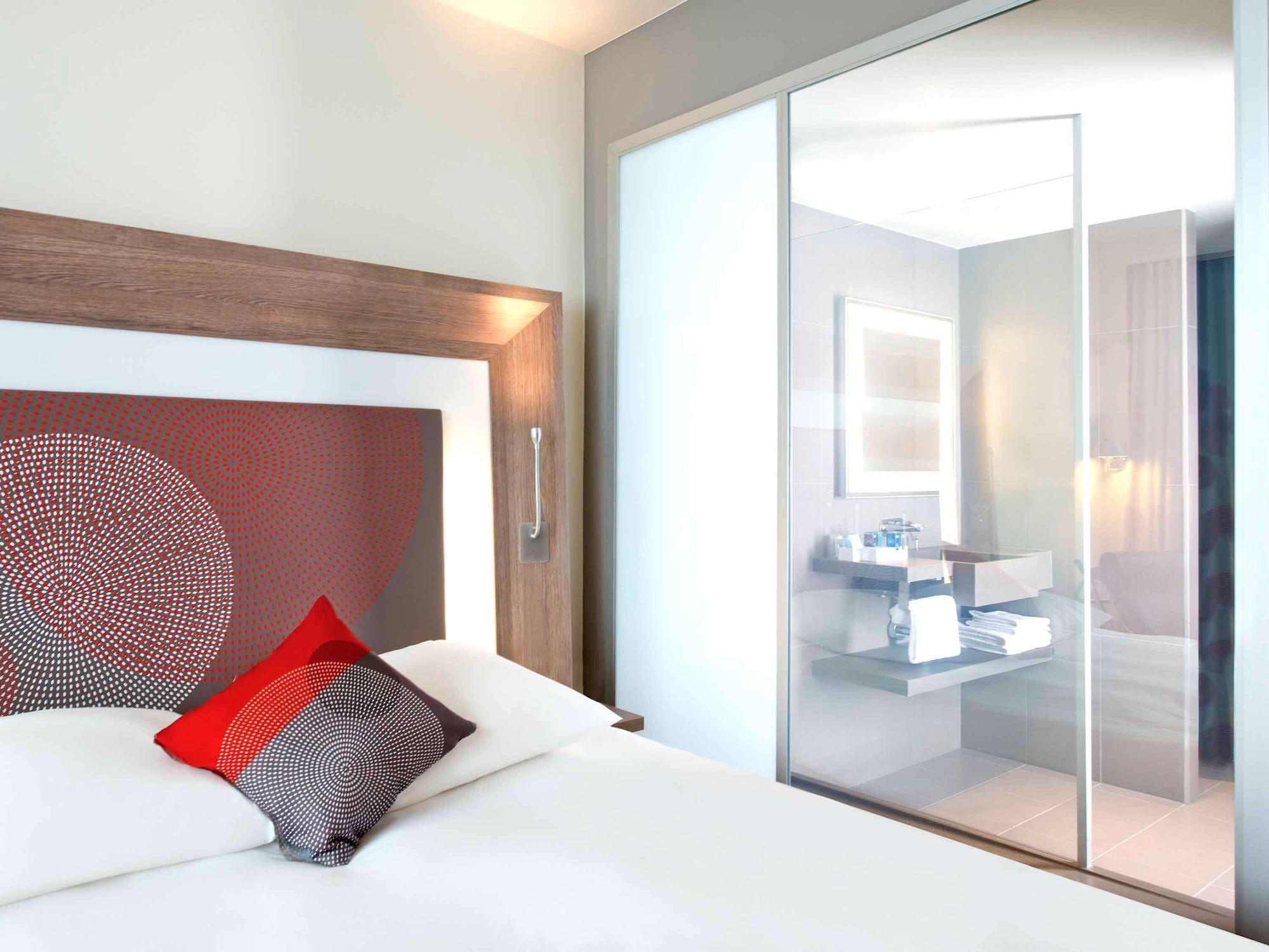 EXECUTIVE, QUEEN BED