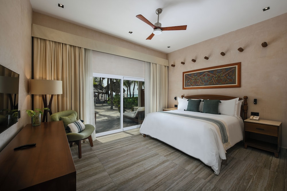 Royal, Retreat, Suite, King Bed, Beach Front