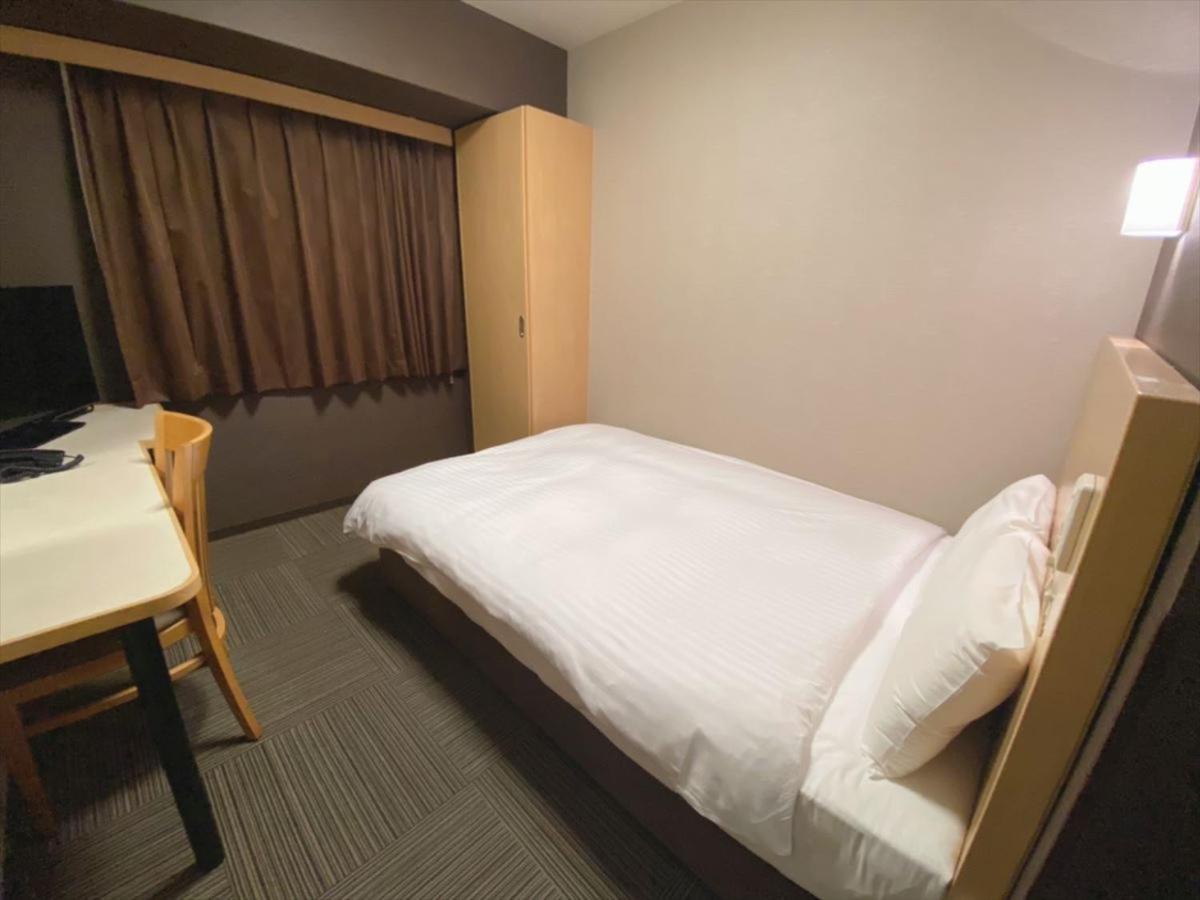 ROOM, SINGLE
