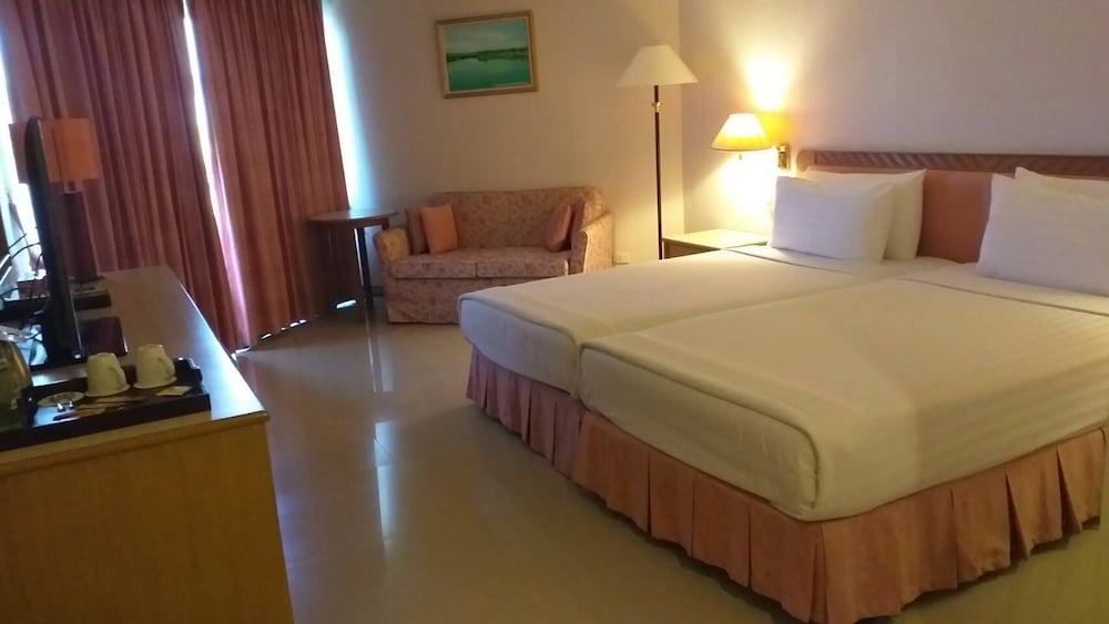 Khanom Golden Beach Hotel 13/59
