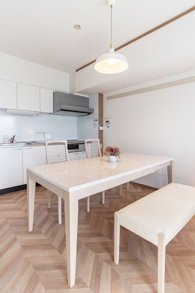 Universal Bay Condominium 48/60
