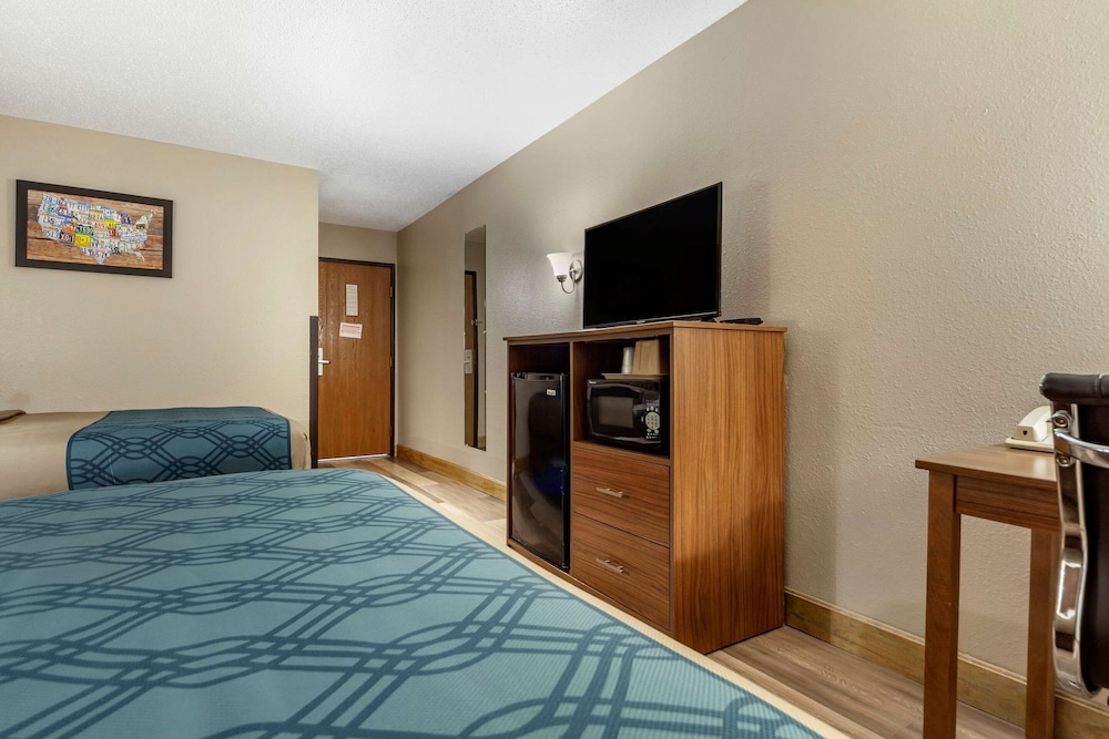 Econo Lodge Hays I-70 31/54