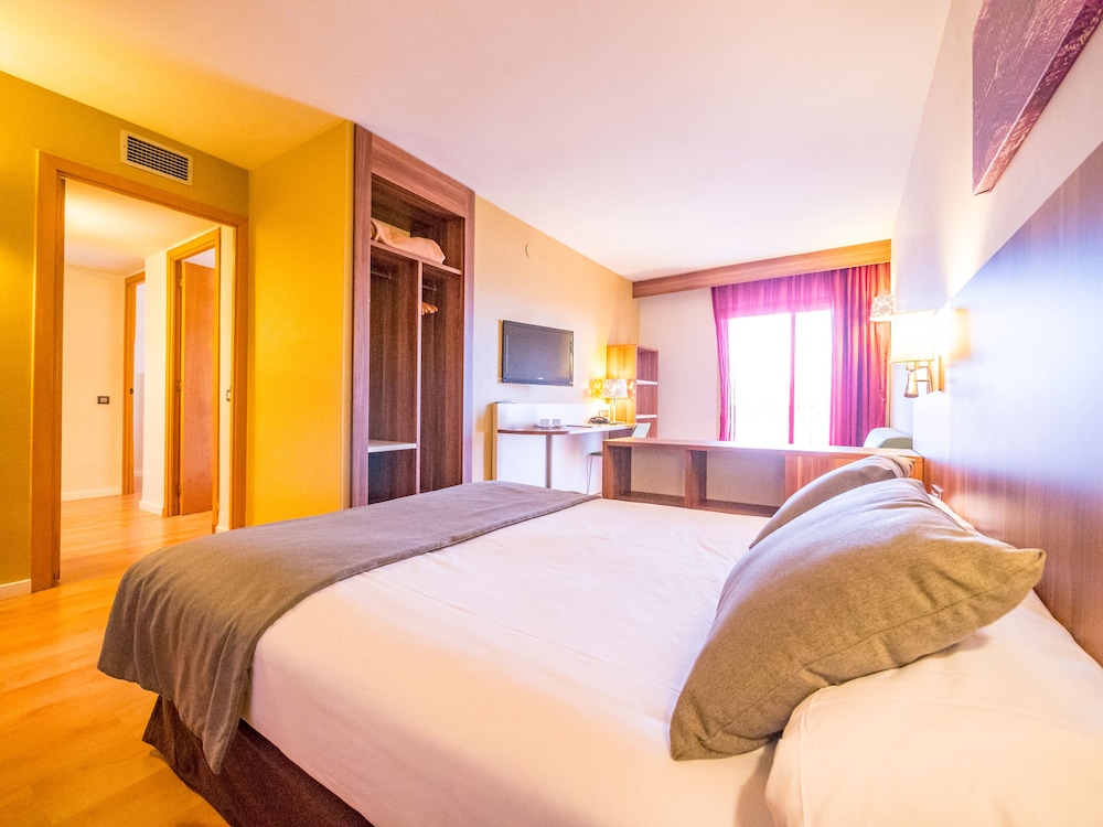 Golden Avenida Suites 4/27