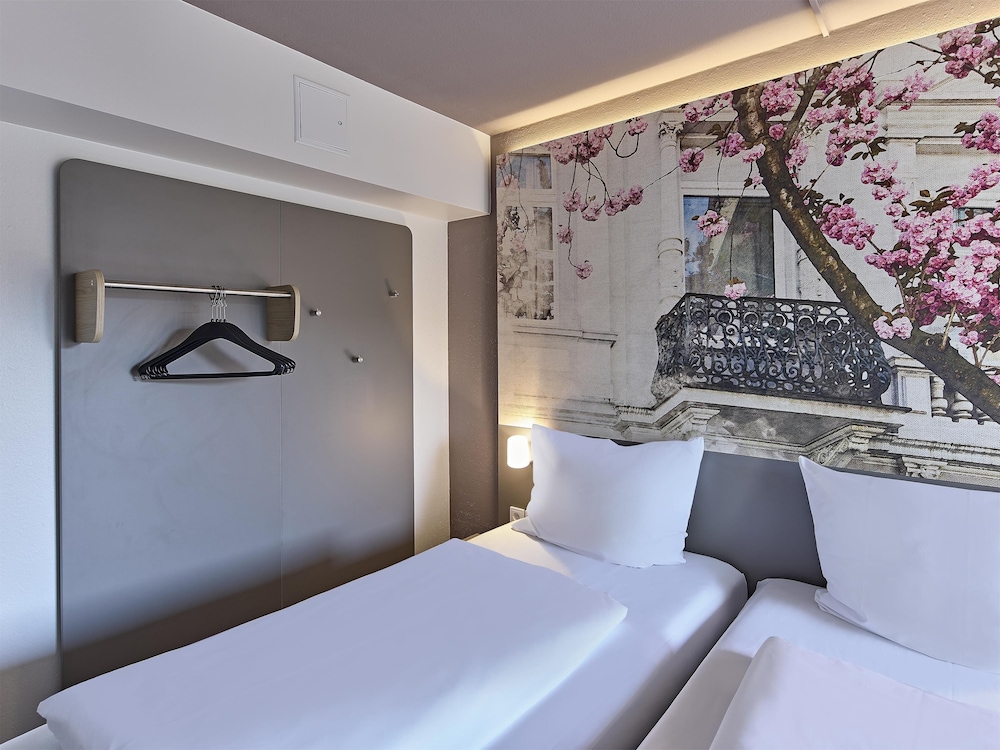 ROOM, TWIN BEDS