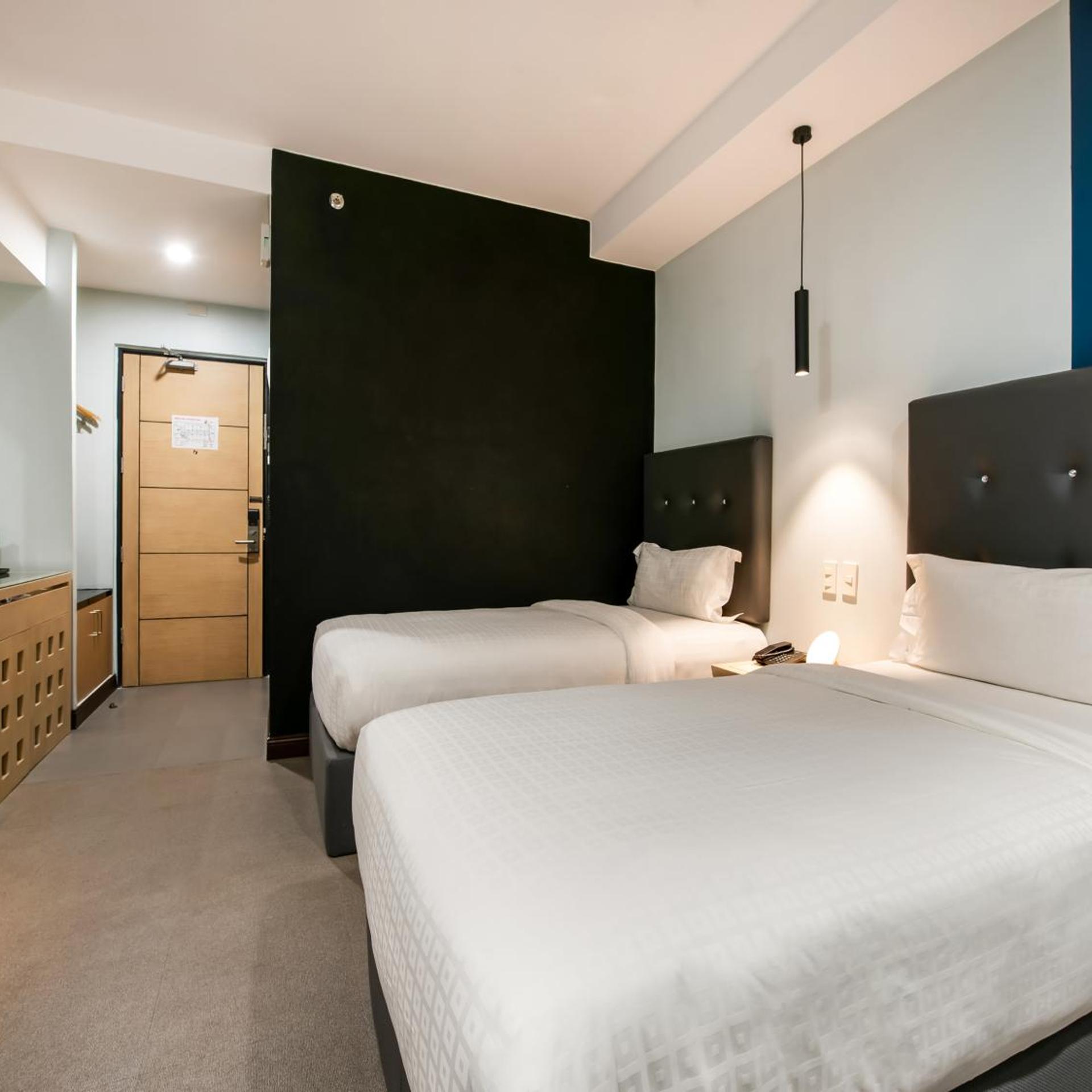 DELUXE, TWIN BEDS
