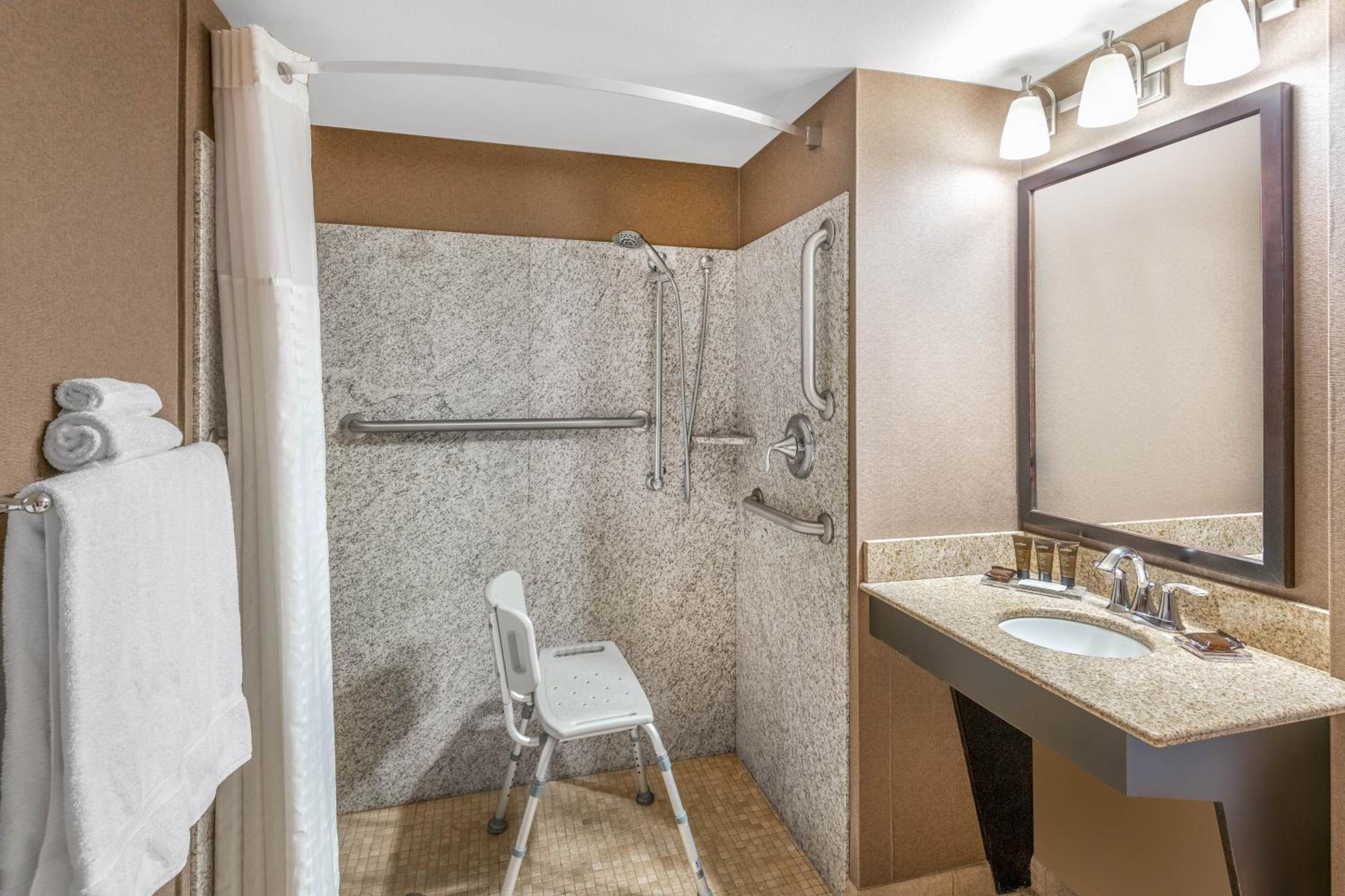 غرفة بسرير كينج بحوض استحمام لذوي الإعاقة، Wingate By Wyndham St George 9/10