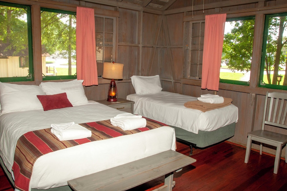 Woodland, Cottage, 2 Queen and Twin Beds