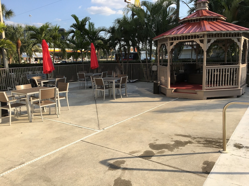 Days Inn & Suites By Wyndham Bonita Springs North Naples 22/28