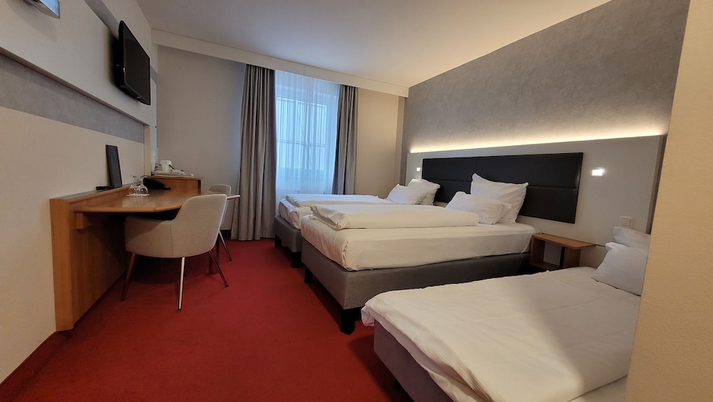Standard, 3 Beds, Tulip Inn Frankfurt Airport 2/6