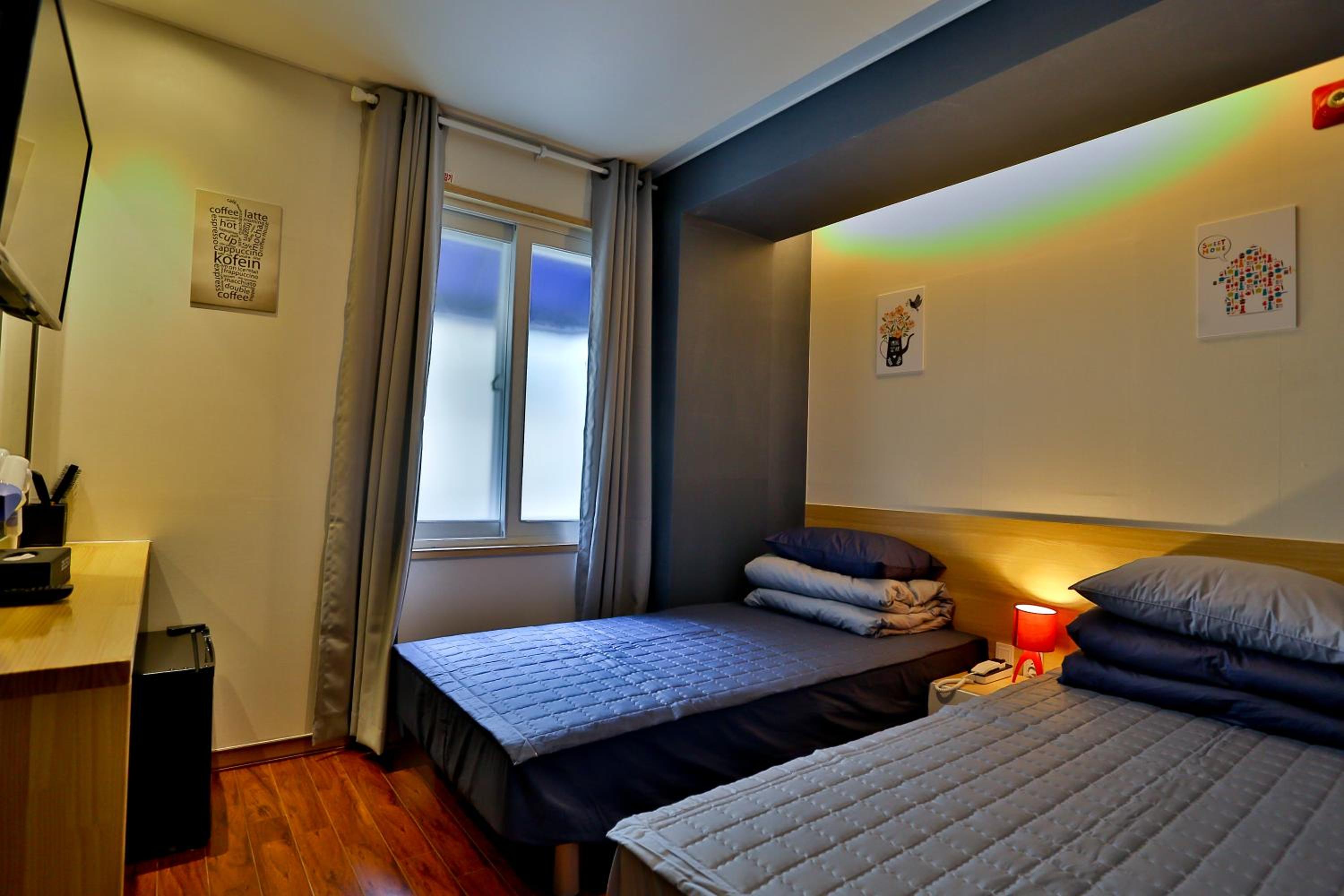 Room, Twin Beds, Private Bathroom