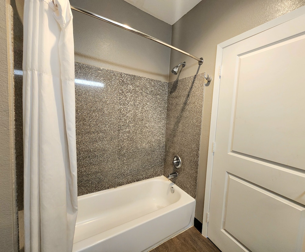 Days Inn & Suites by Wyndham Gonzales TX 49/53