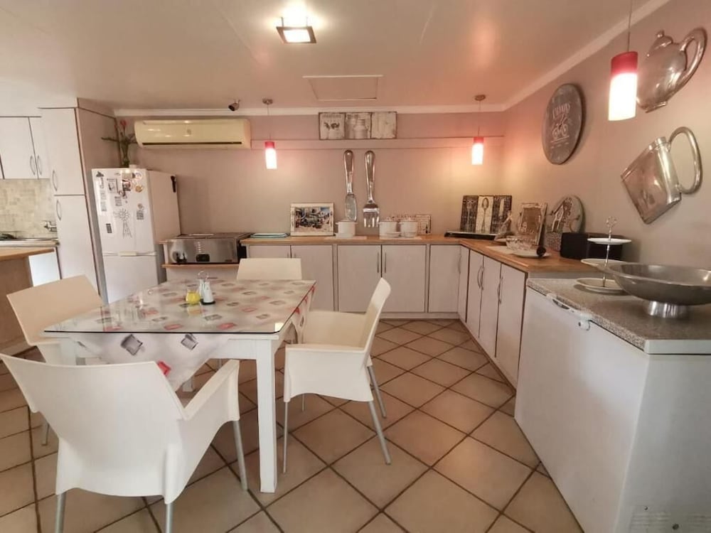 Rene's Guesthouse 24/45