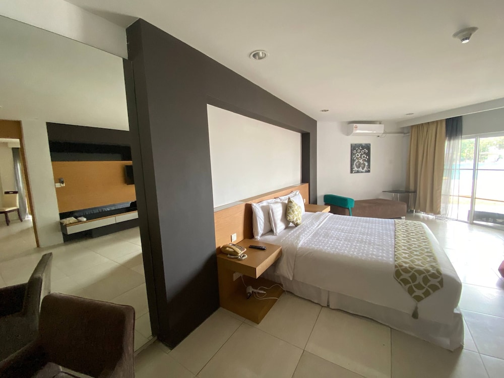 Century Langkasuka Resort 18/59