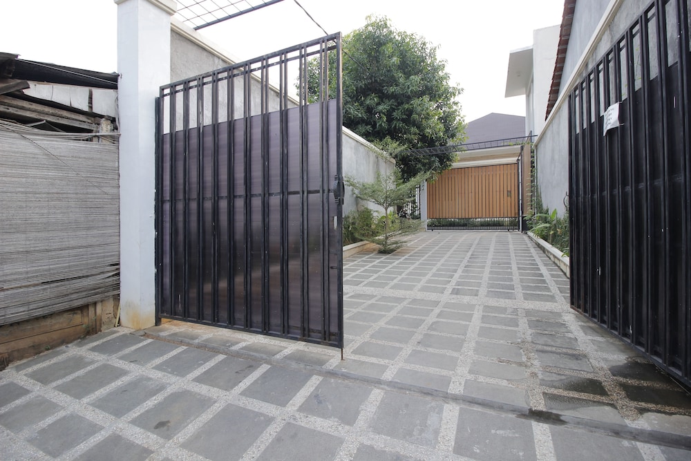 RedDoorz Premium @ Gandaria Jagakarsa 33/35