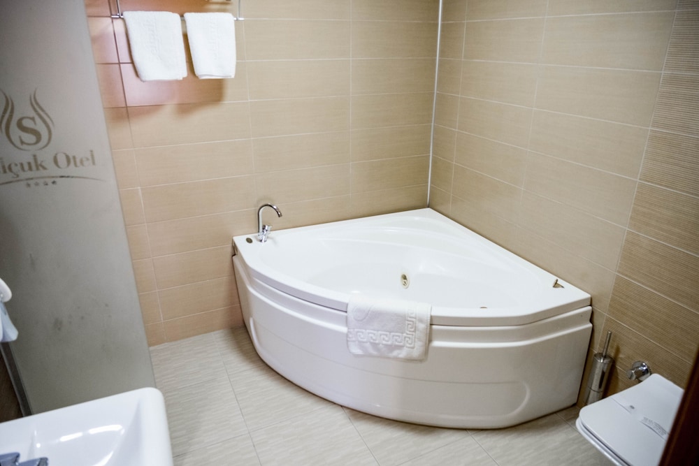 Selcuk Hotel Sems I Tebrizi 18/93