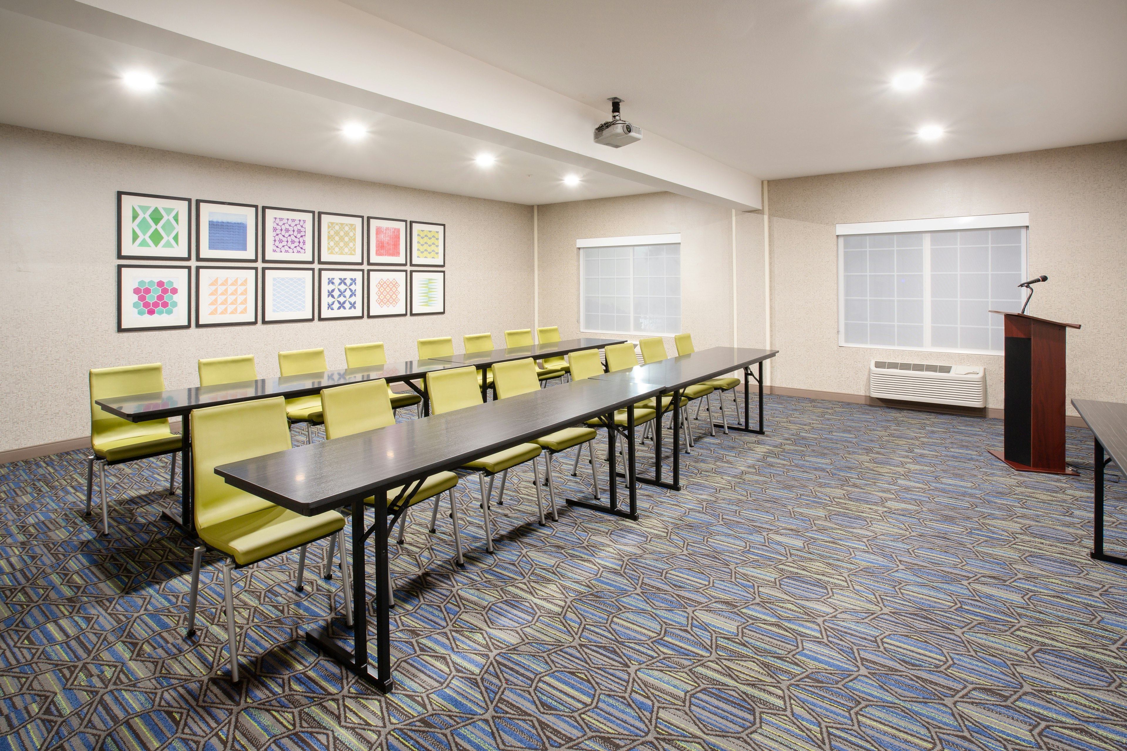 Holiday Inn Express And Suites Lincoln City 25/27