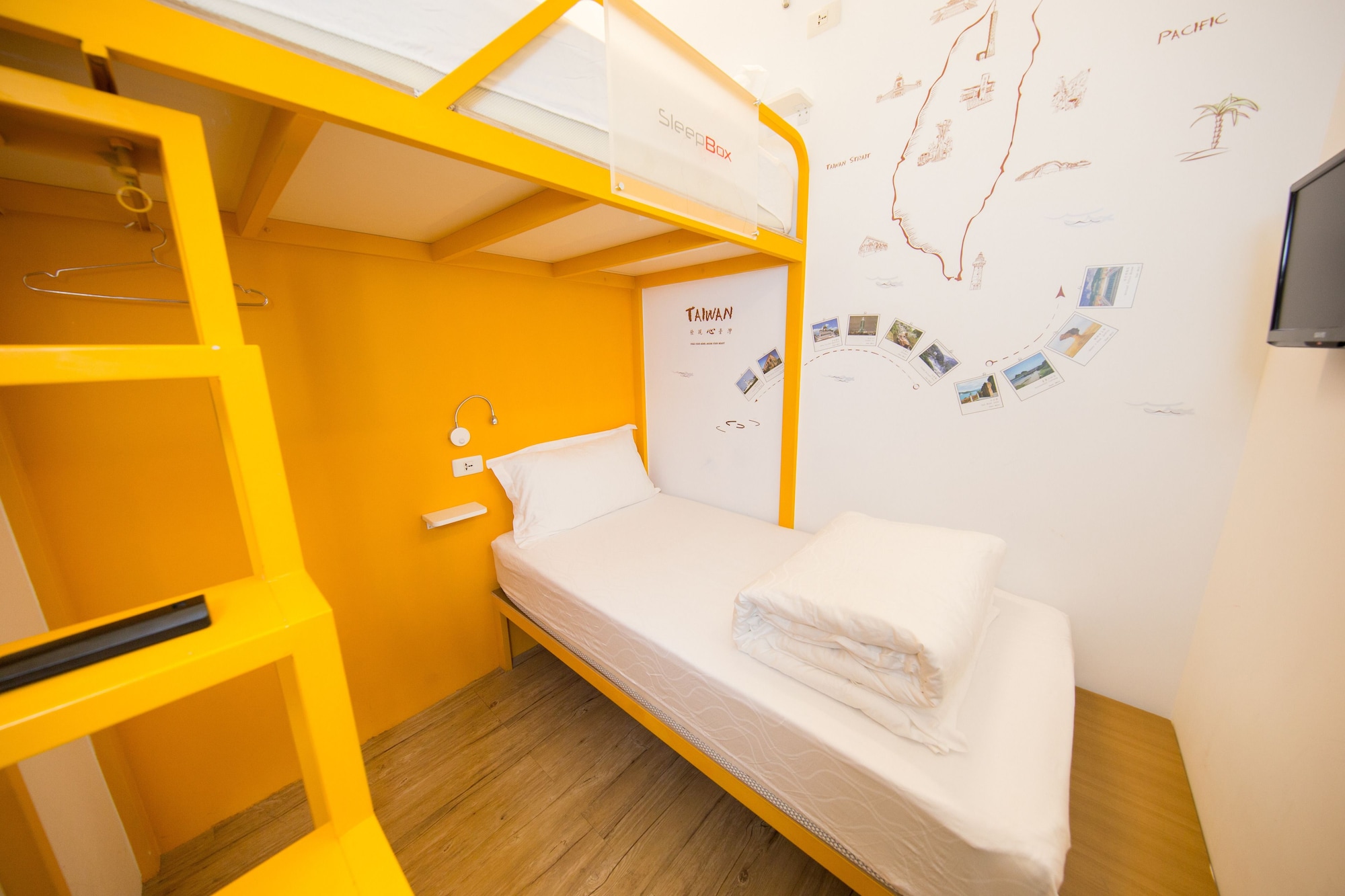 ECONOMY, TWIN BEDS, SHARED BATHROOM