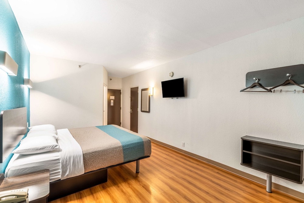 Motel6 Lewisville, TX - Medical City 36/64