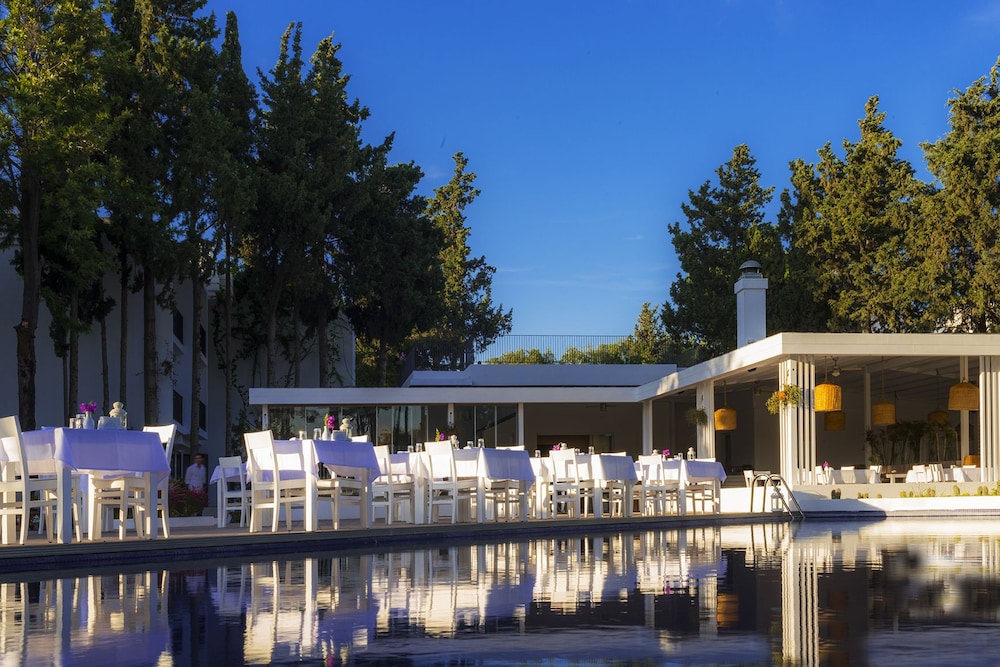 LIV HOTEL BY BELLAZURE 49/56