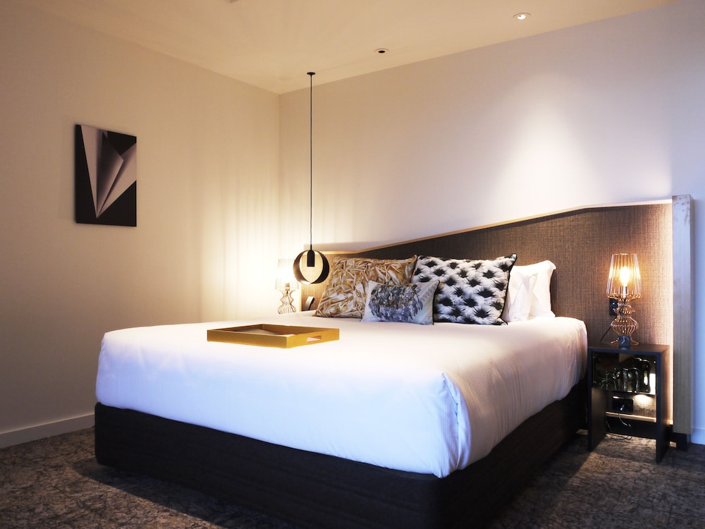QT, SUPERIOR, KING BED