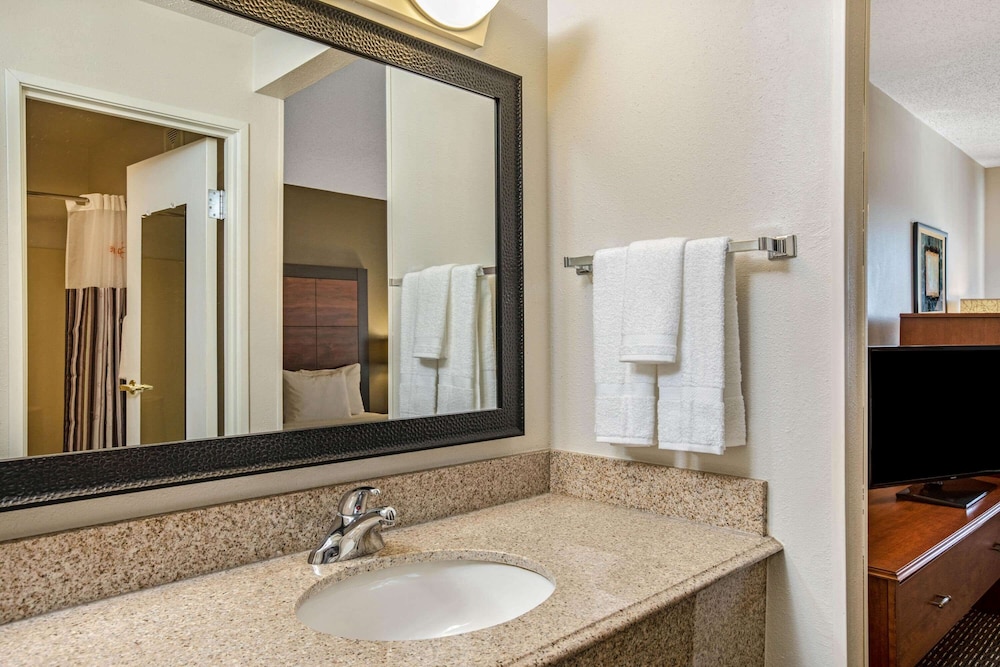 La Quinta Inn & Suites by Wyndham N Little Rock-McCain Mall 19/63